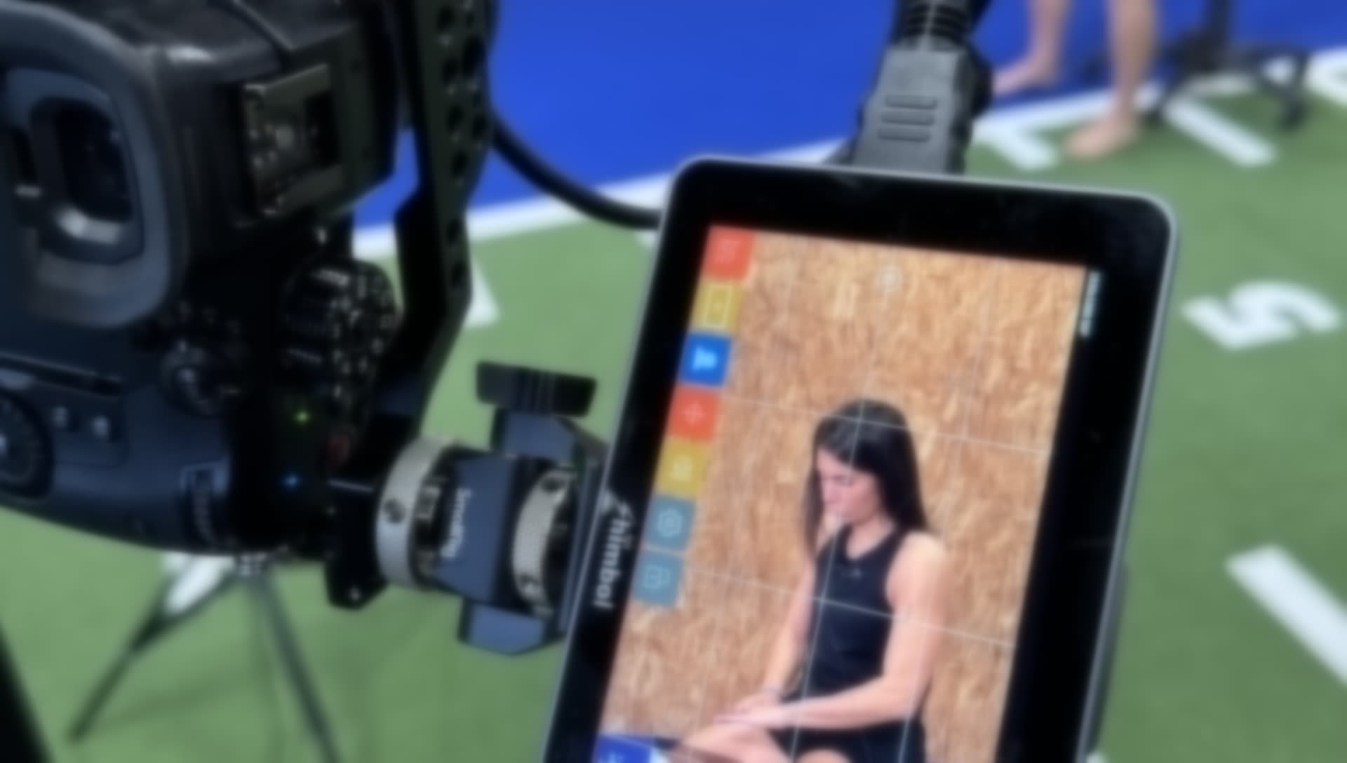 Vidéaste corporate Lyon en tournage : caméra cinéma et moniteur de contrôle en entreprise